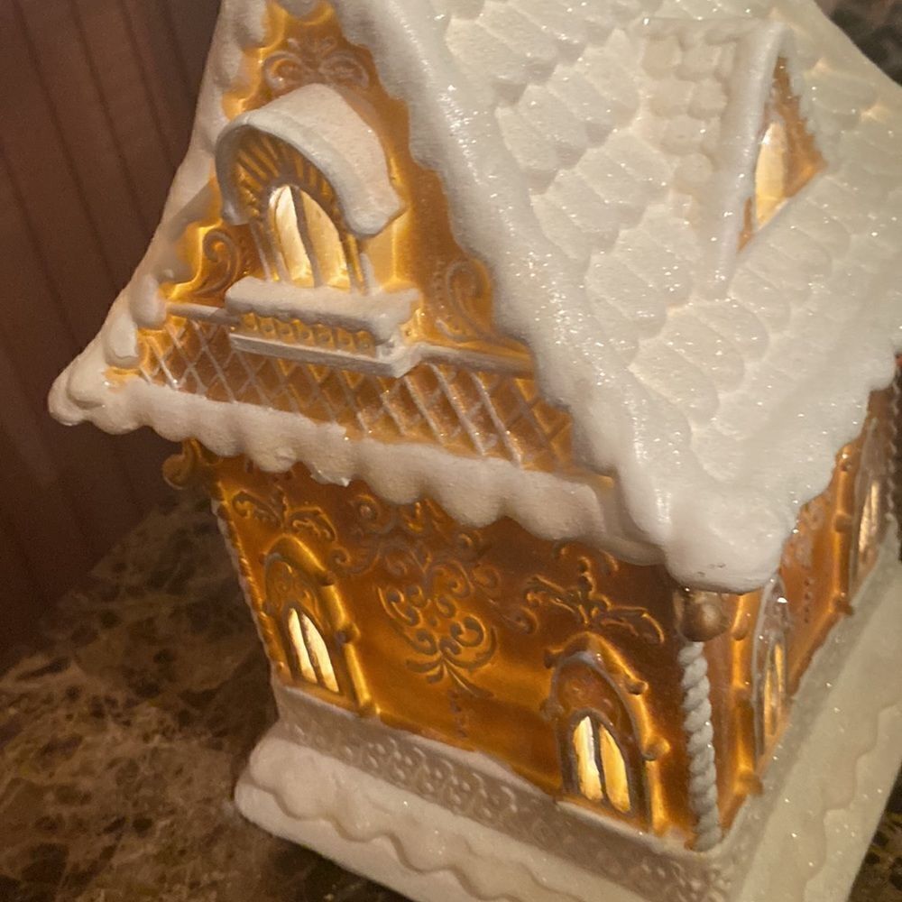 Gingerbread house- lights up! - Picture 14 of 16